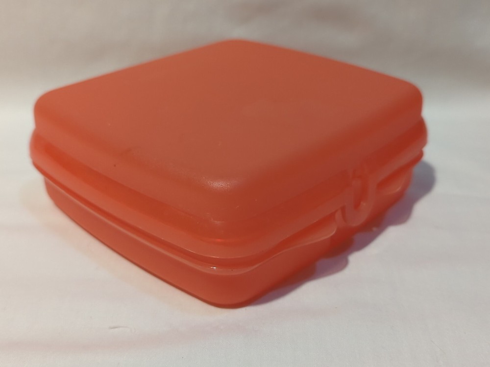 TUPPERWARE SANDWICH KEEPER ORANGE