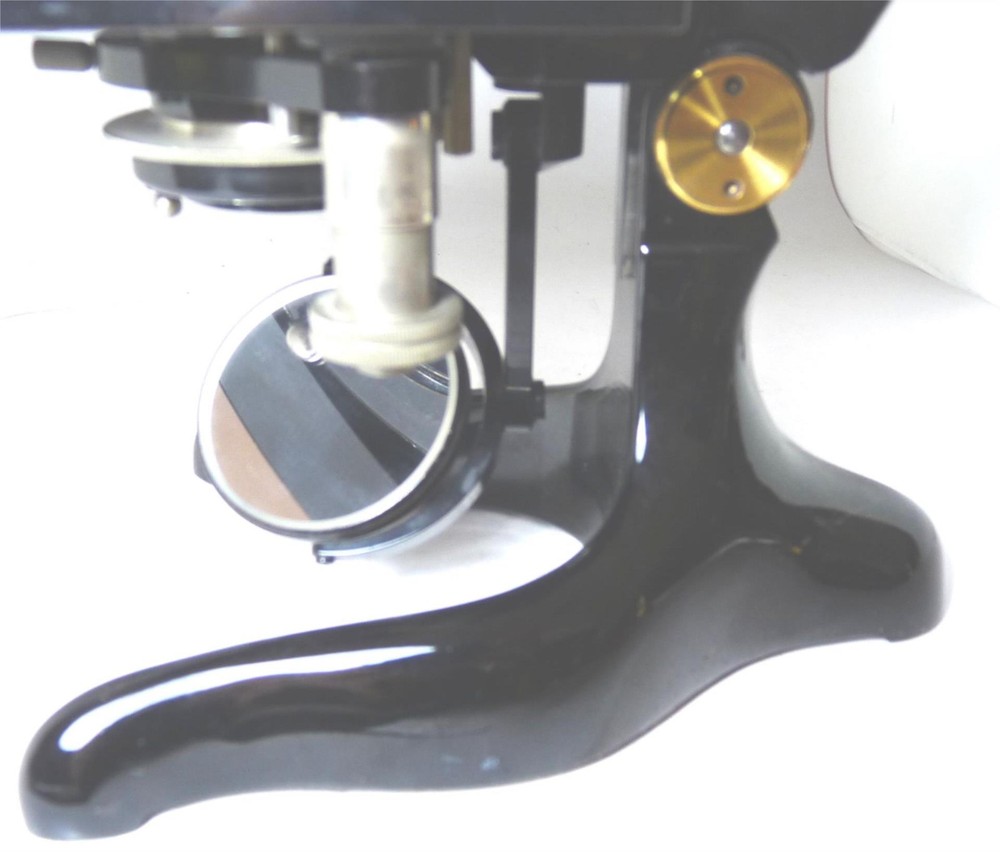 E.. LEITZ MICROSCOPE WITH CASE & LENSES 2-881