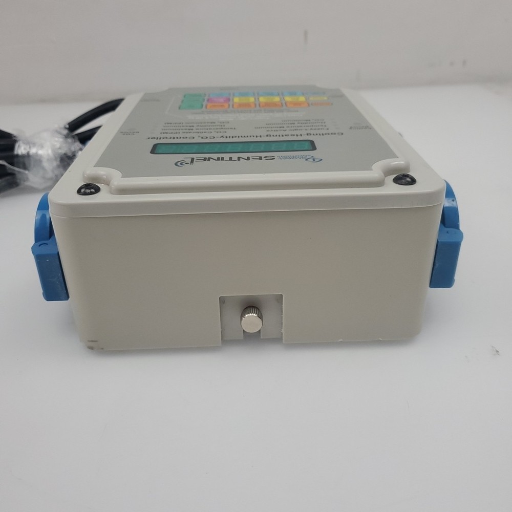 Sentinel CHHC-4PNSR-A Cooling-Heating-Humidity-CO2 Controller - Powers ON