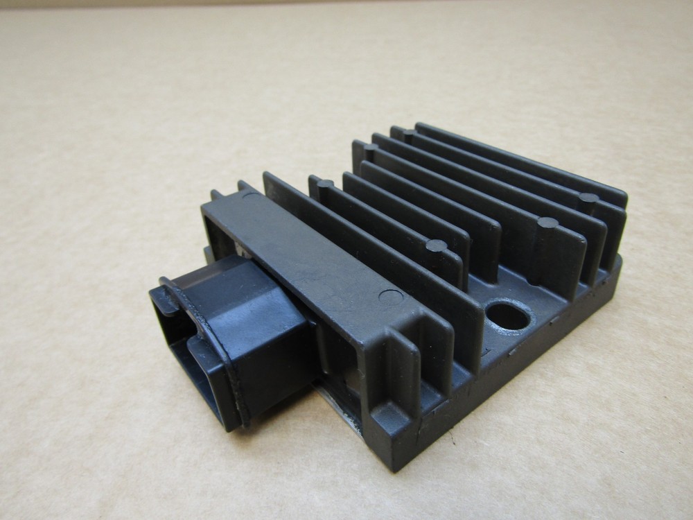 Honda CBR 125 R-D 2014 regulator rectifier (14862)