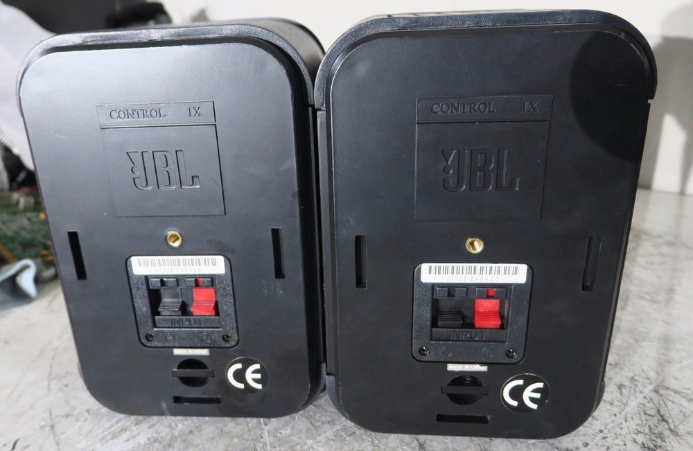 Pair of jbl speakers control 1x