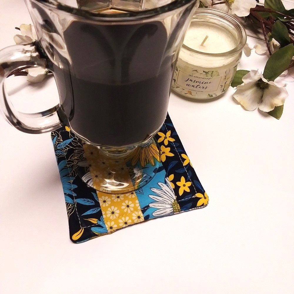 DARLING DAISIES 5pc Handmade Reversible Patchwork Coasters w/Holder & Button