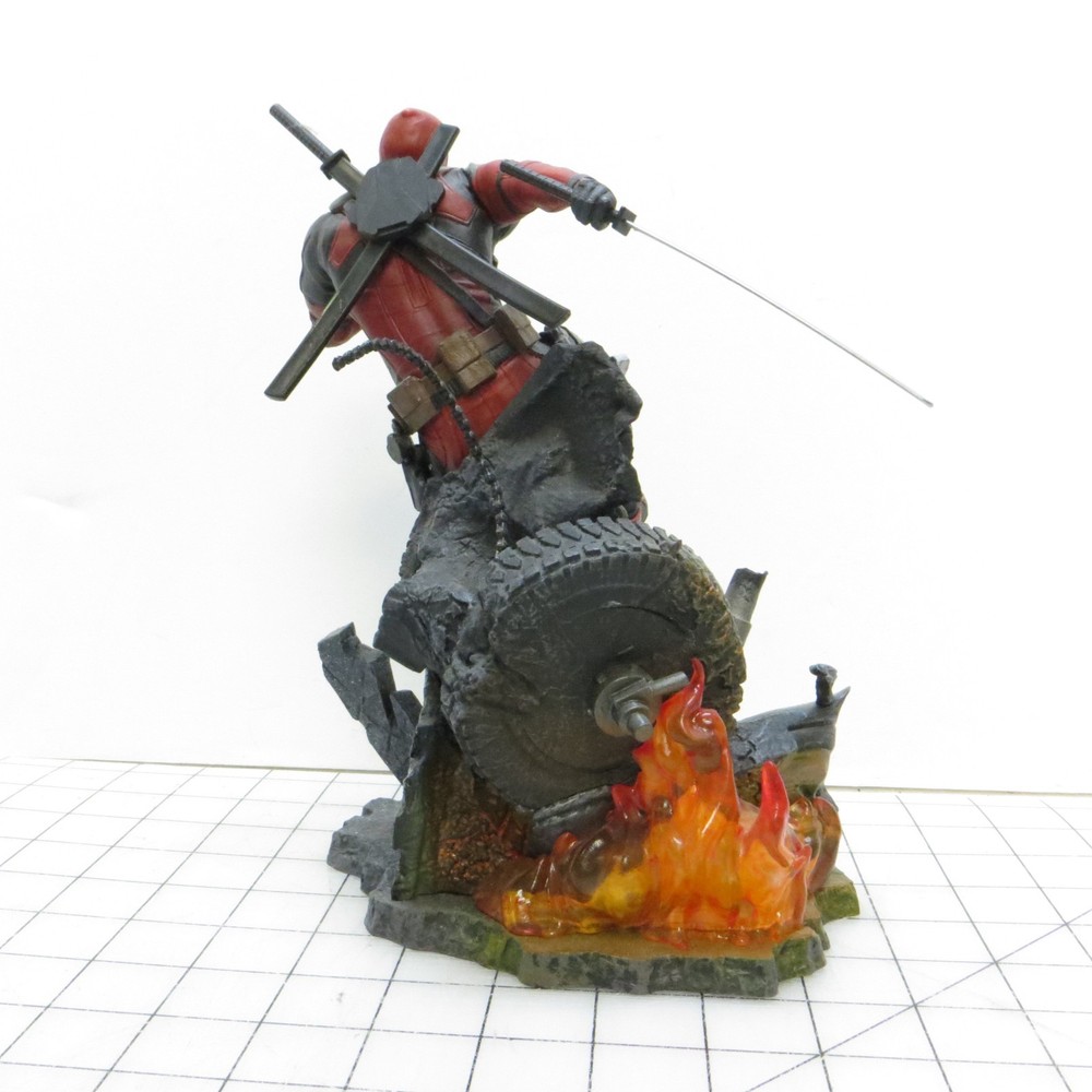 Deadpool Diamond Select Gallery Diorama 9" Figure Walmart Exclusive Version
