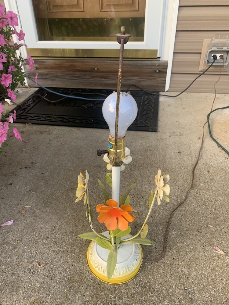 ITALIAN STYLE FLOWERED METAL LAMP