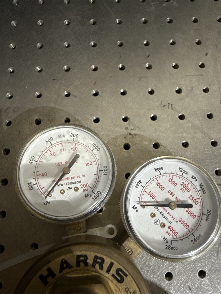 HARRIS 425-125 OXYGEN SINGLE STAGE REGULATOR, BRASS, CGA E-4