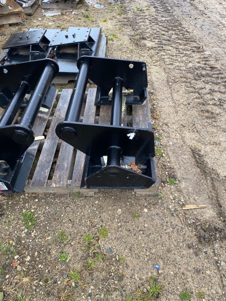 UNUSED HLA SKIDSTEER PLATE ADAPTER