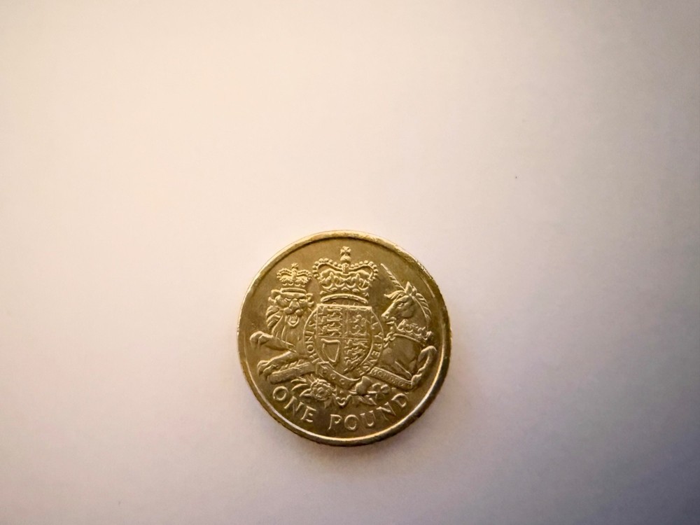 2015 Royal Arms One Pound Coin with minting error.