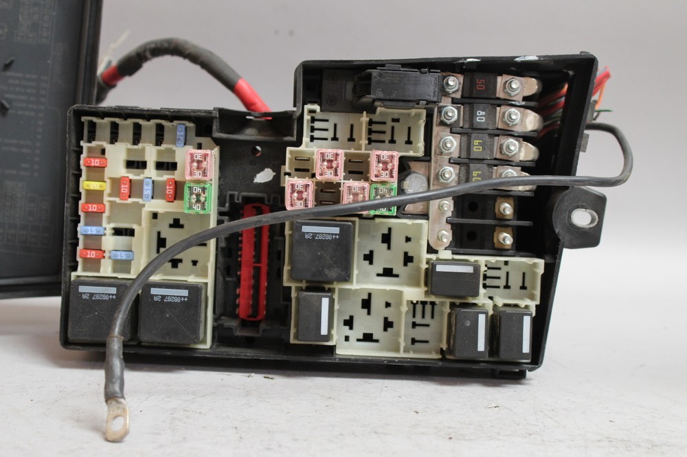 08 09 10 VOLVO 30 FUSE BOX 8688040