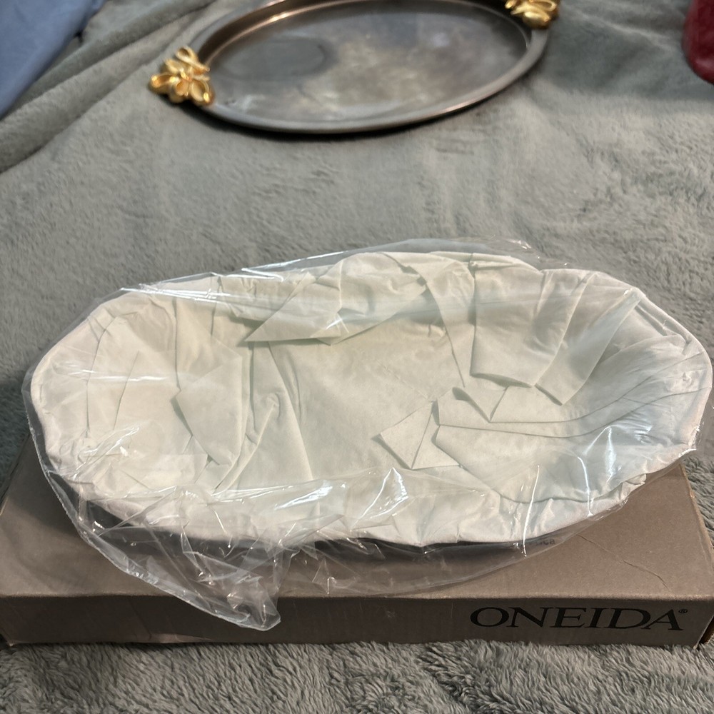 C-22 1987 ONEIDA CHIPPENDALE BREAD TRAY SILVERPLATE IN ORIGINAL BOX