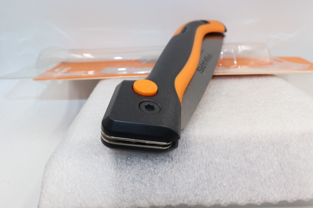 Fiskars 10” Blade Folding/Locking Power Tooth Pruning Saw