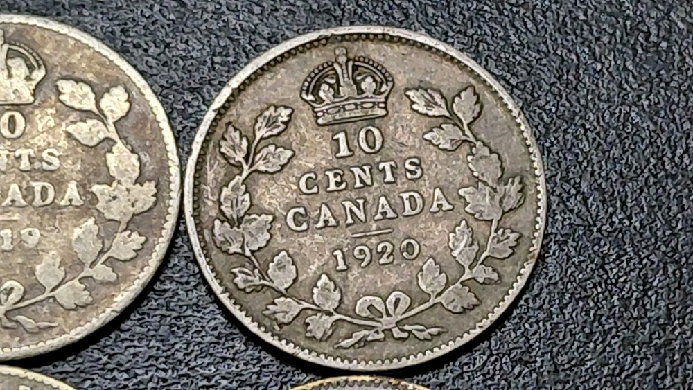 20 CANADA SILVER DIMES .RANGE FROM 1913 TO 1951 . 1947 WITH & WITHOUT MAPLE LEAF