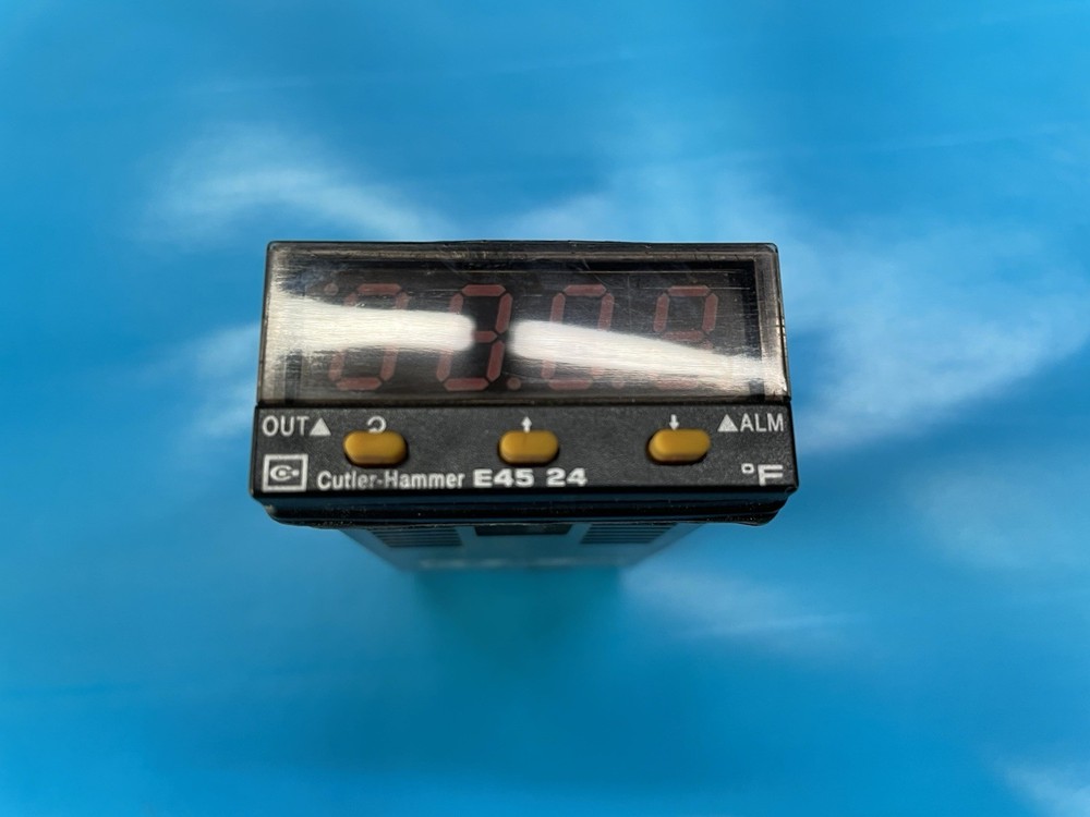 Cutler-Hammer E45241010 Temperature Controller