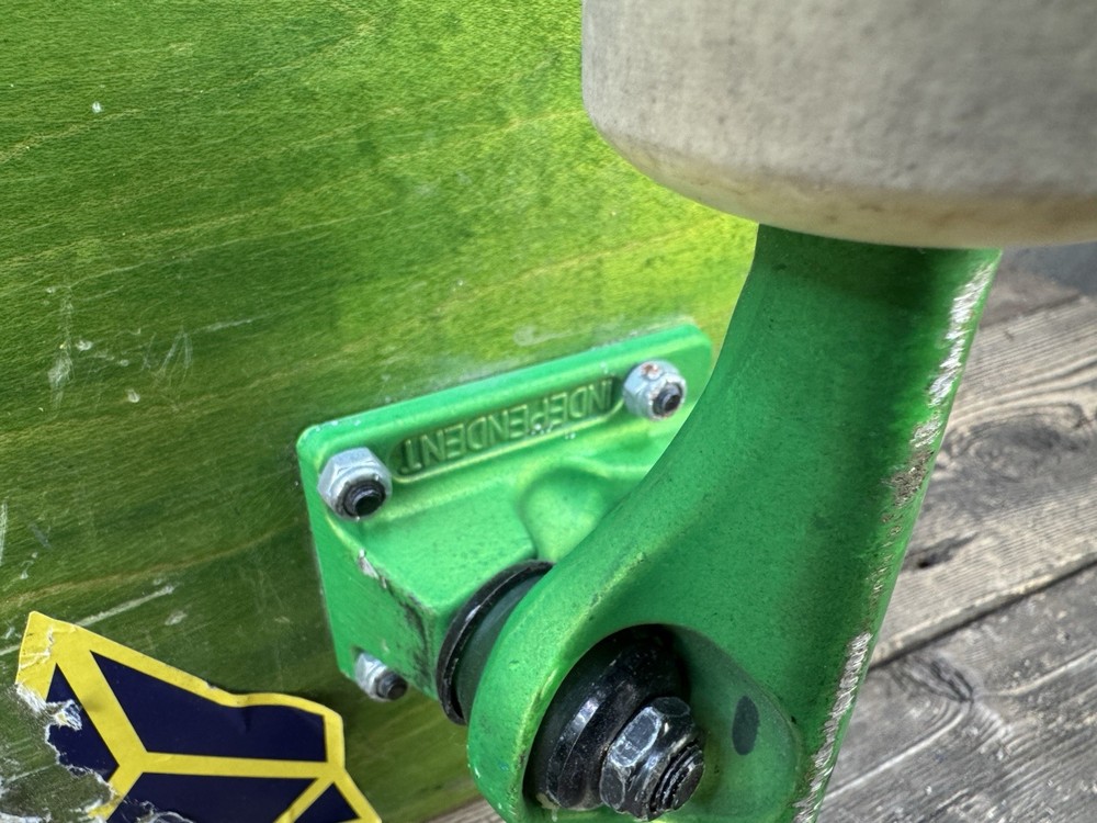 Skateboard With Indepenent Trucks