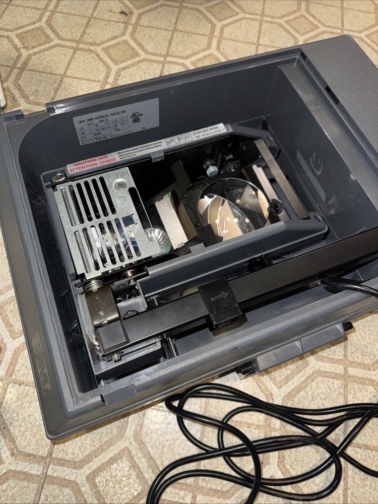 3M 2000 AG Compact Portable Overhead Projector