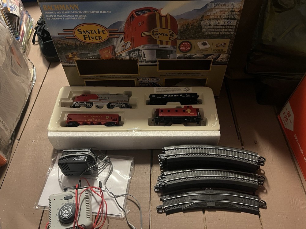 USED Bachmann HO Santa FE Flyer with EZ Track - SEE DESCRIPTION
