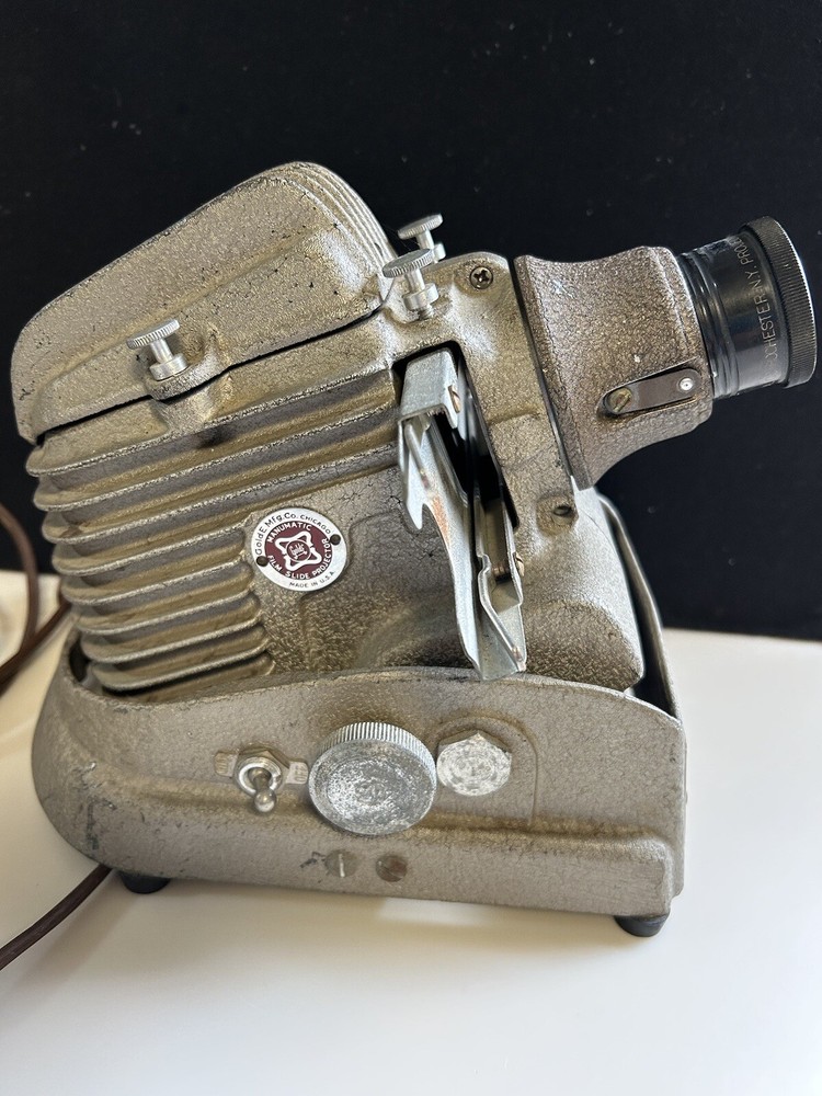 GOLDE MANUMATIC SLIDE PROJECTOR, BLOWER COOLED, MODEL  300-P-1042, POWERS UP