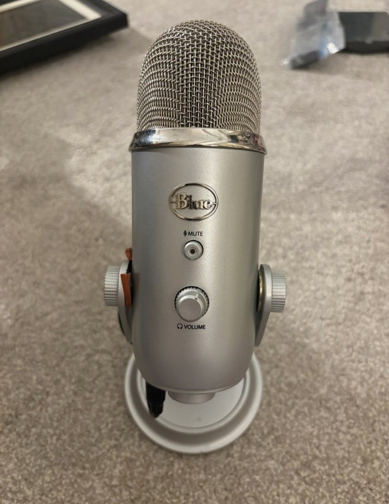 Logitech Blue Yeti USB Microphone Silver W/ Stand Tested Working great condition