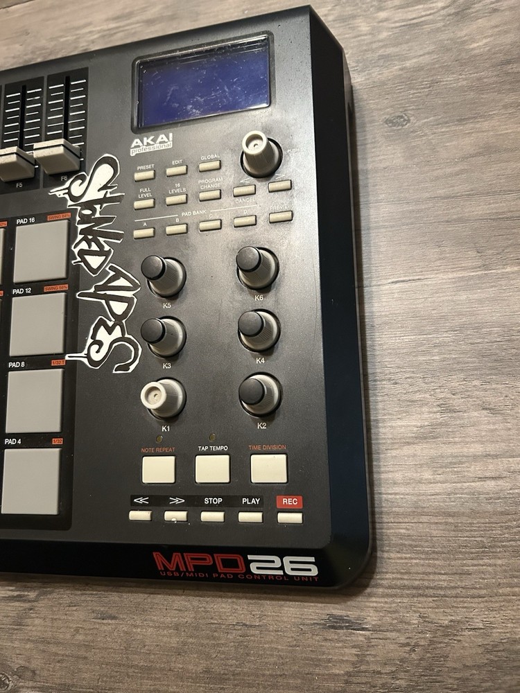 AKAI Professional MPD26 USB/MIDI Pad Control Unit Tested