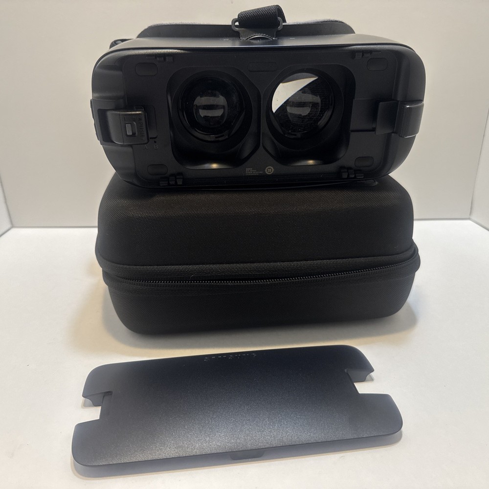 Samsung Gear VR Headset – Original Model by Oculus - Immersive Virtual Reality