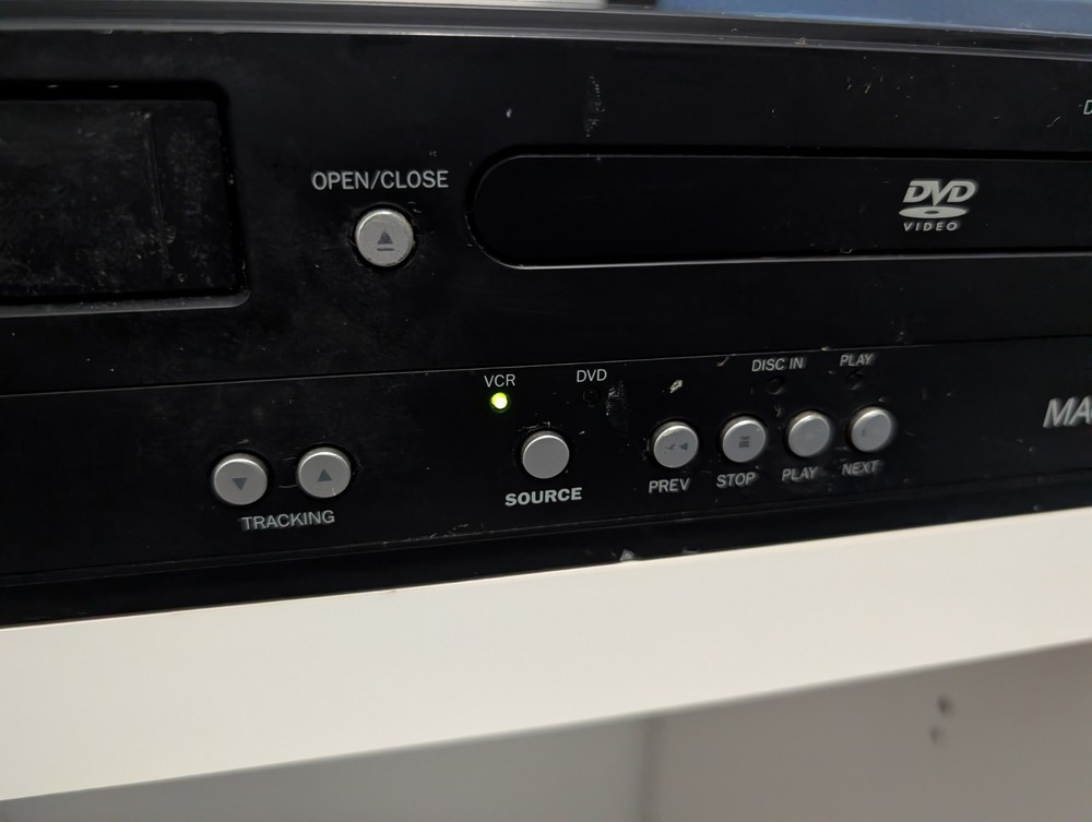 *READ NEEDS WORK* Magnavox DV220MW9 VHS VCR DVD Player Powers On - No Remote