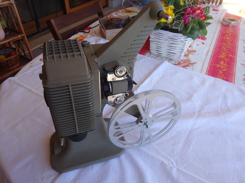 VINTAGE "ASTRO" PROJECTOR - 8mm - Untested -