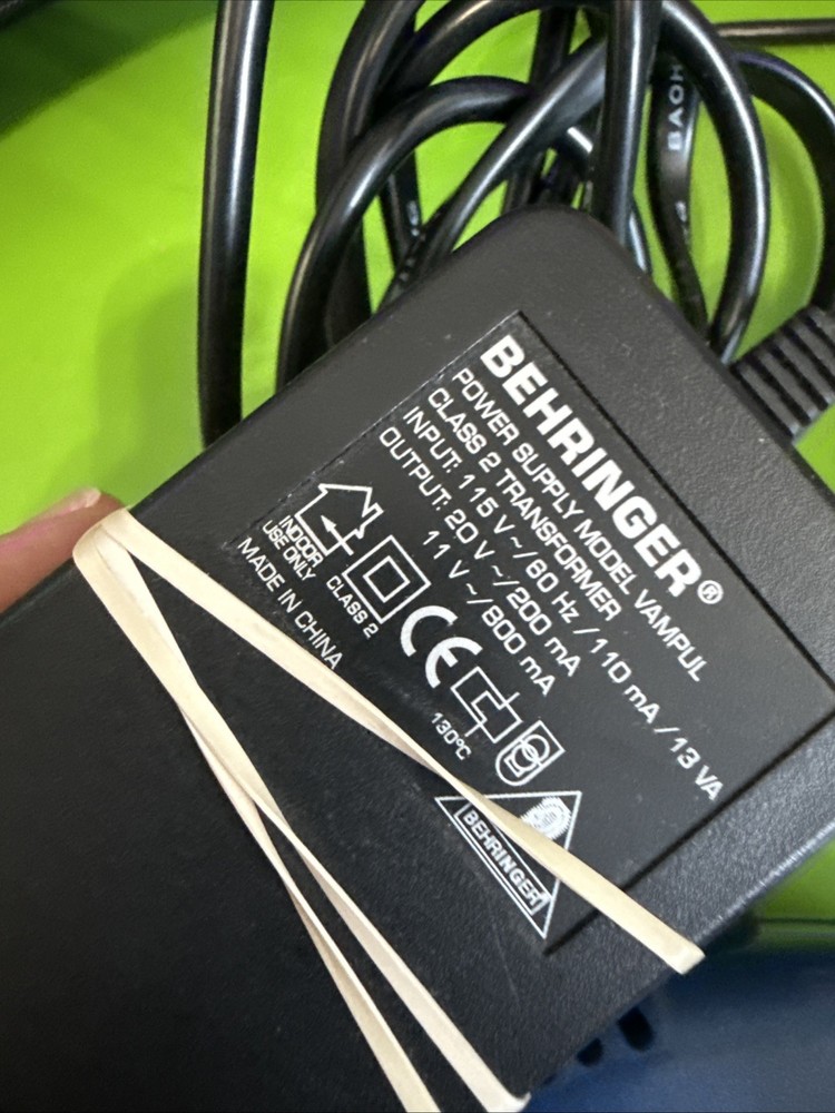 Behringer V-AMP 2 Virtual Guitar Amplifier Effects Processor w/ Footswitch & Bag