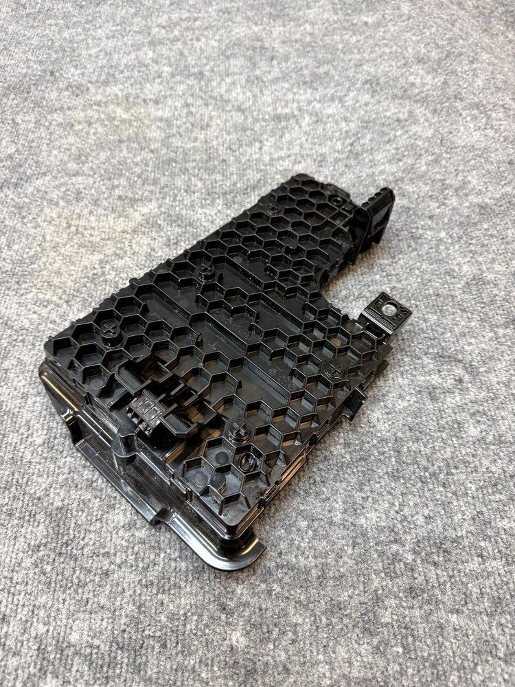 20-24 TESLA MODEL Y RIGHT LOW VOLTAGE CONTROLLER MODULE OEM, 1657650-40-A