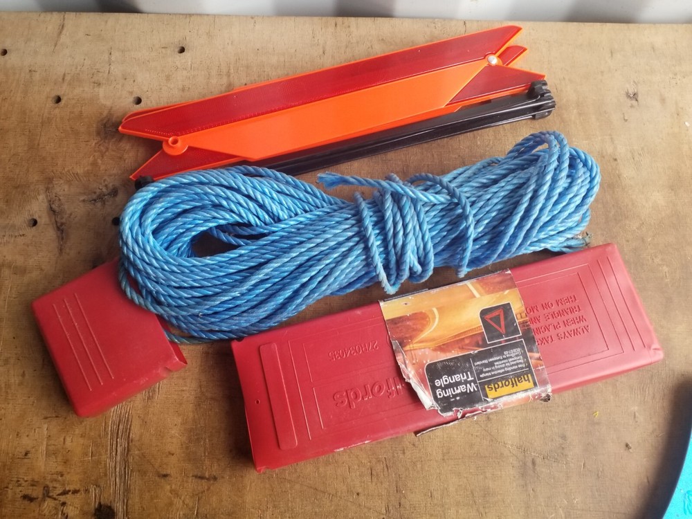 Halfords Warning Triangle Emergency Breakdown Reflective Foldable Sign Tow Rope