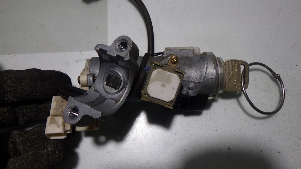 99 TOYOTA COROLLA Ignition W/Key