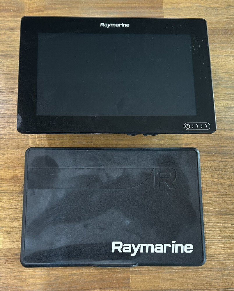 Raymarine Axiom 9 E70366 Chartplotter Navigation System (For Parts or Repair)