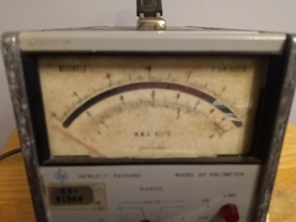 HP Hewlett Packard 400EL AC Voltmeter Powers Up Correctly Used
