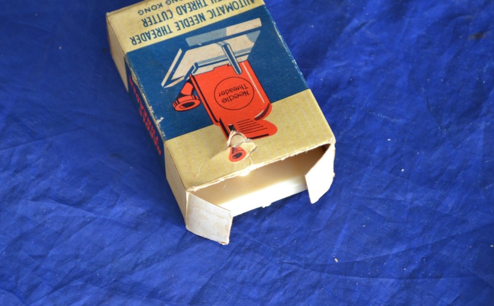AUTOMATIC NEEDLE THREADER RED WITH THREAD CUTTER BOX AND STAND ORIGINAL VINTAGE
