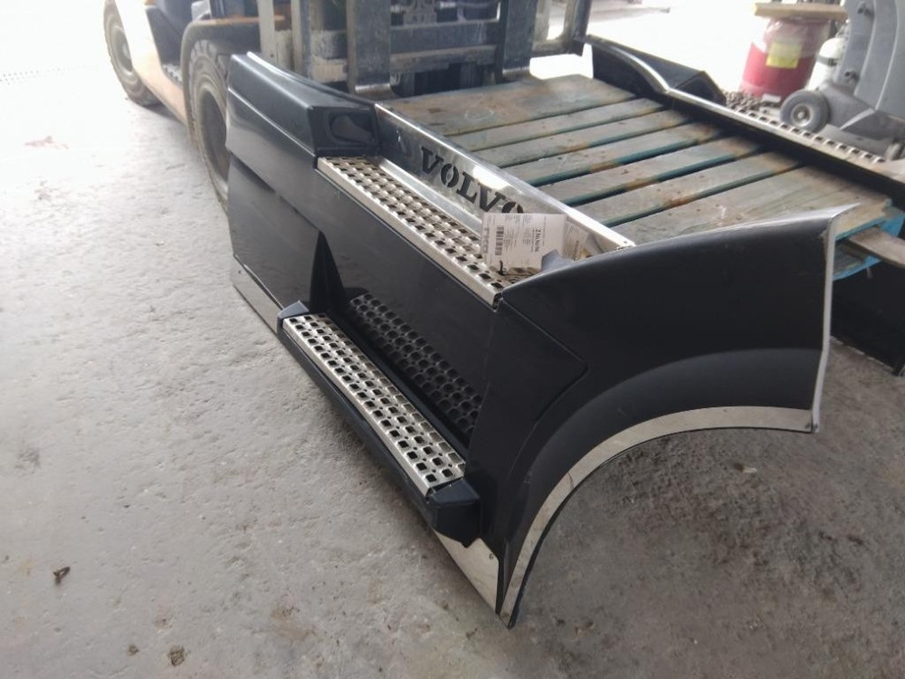 For 2007 VOLVO VNL SIDE FAIRING Right , MN