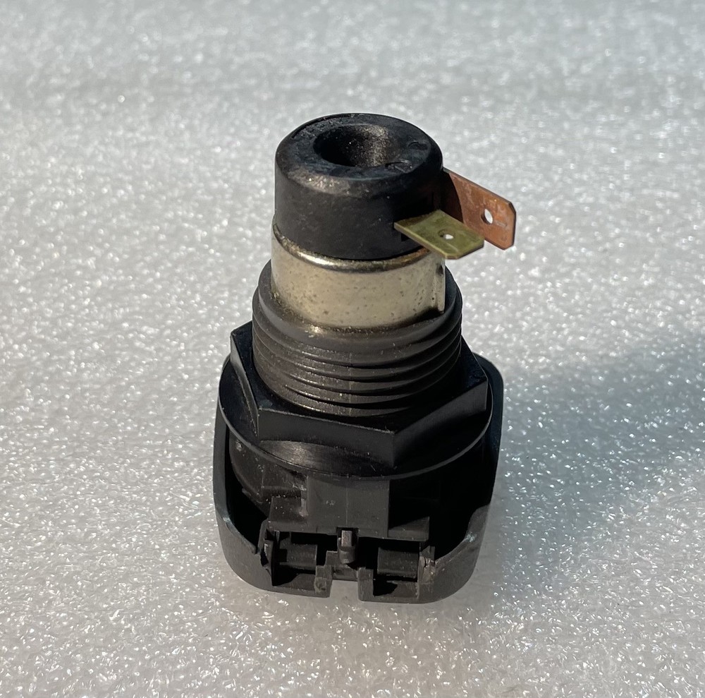 Volvo 12v Power Outlet Socket (Cigarette Lighter) With Flip Cover - Original