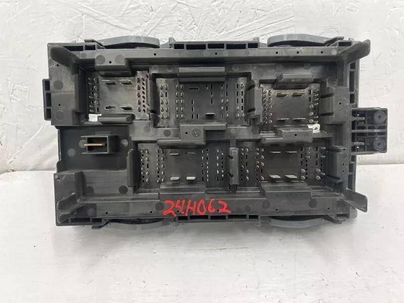 2010-2013 Chevy Silverado 1500 Pickup Engine Fuse Box