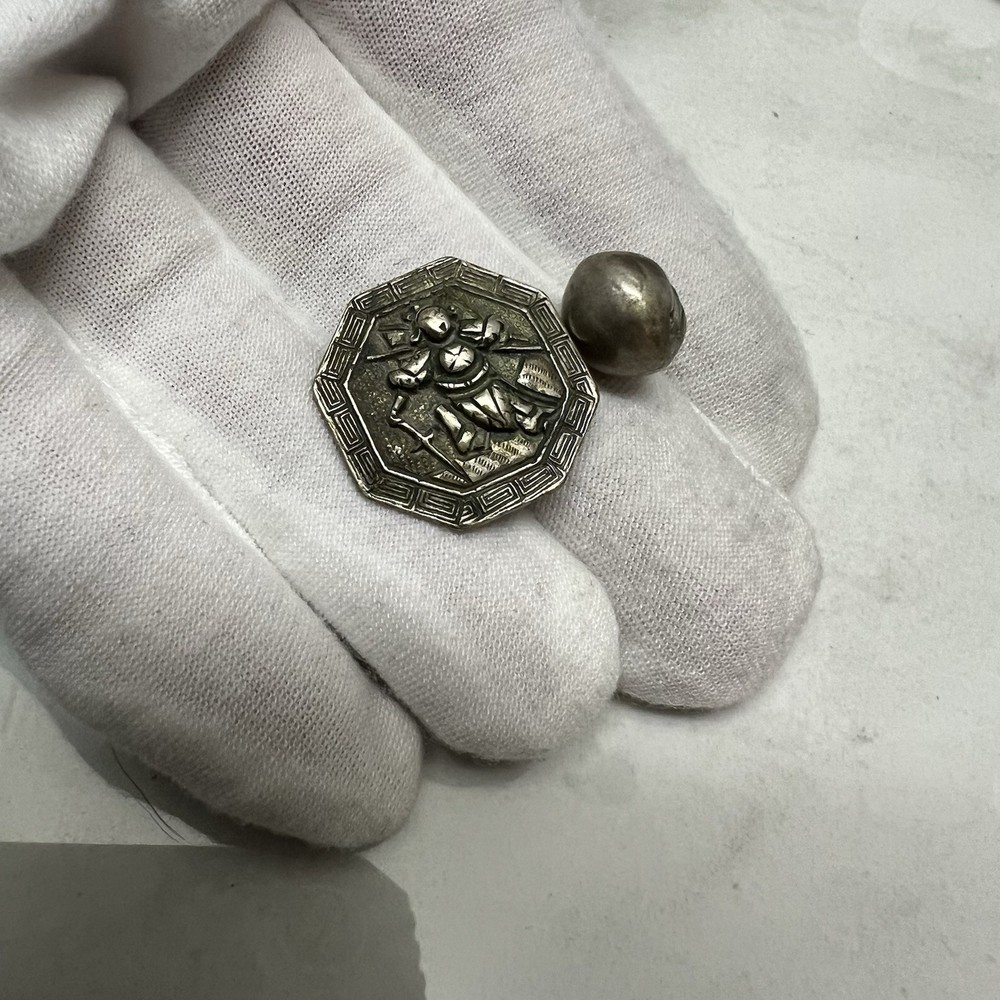 VINTAGE SAMURAI OR FIGURAL SILVER TOGGLE BUTTON Octagon shape 4.19g (Tiny hole )