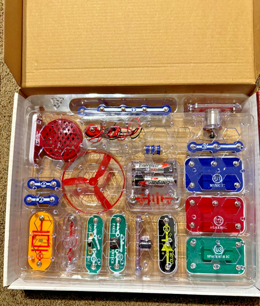 Snap Circuits Junior SC-100 Electronics Kit STEM Elenco Build 100 Projects Compl