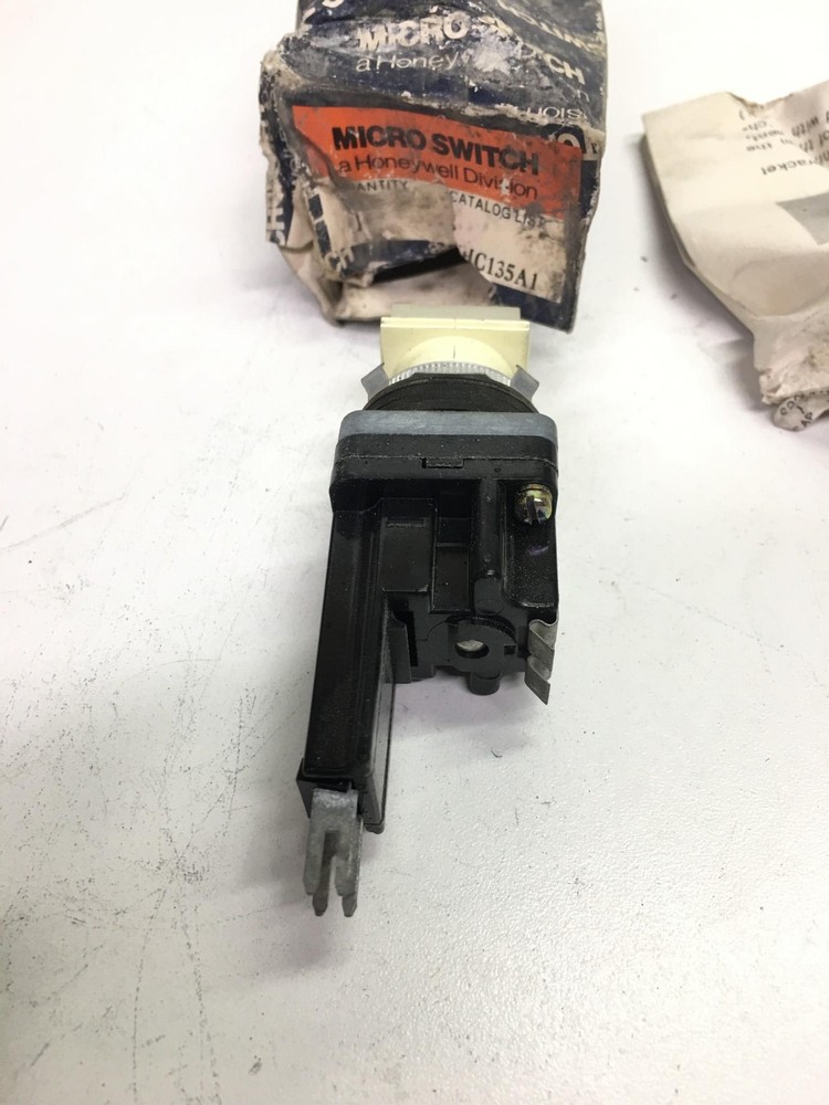 HoneyWell Push-Button Micro Switch PMHC135A1 8118 14V