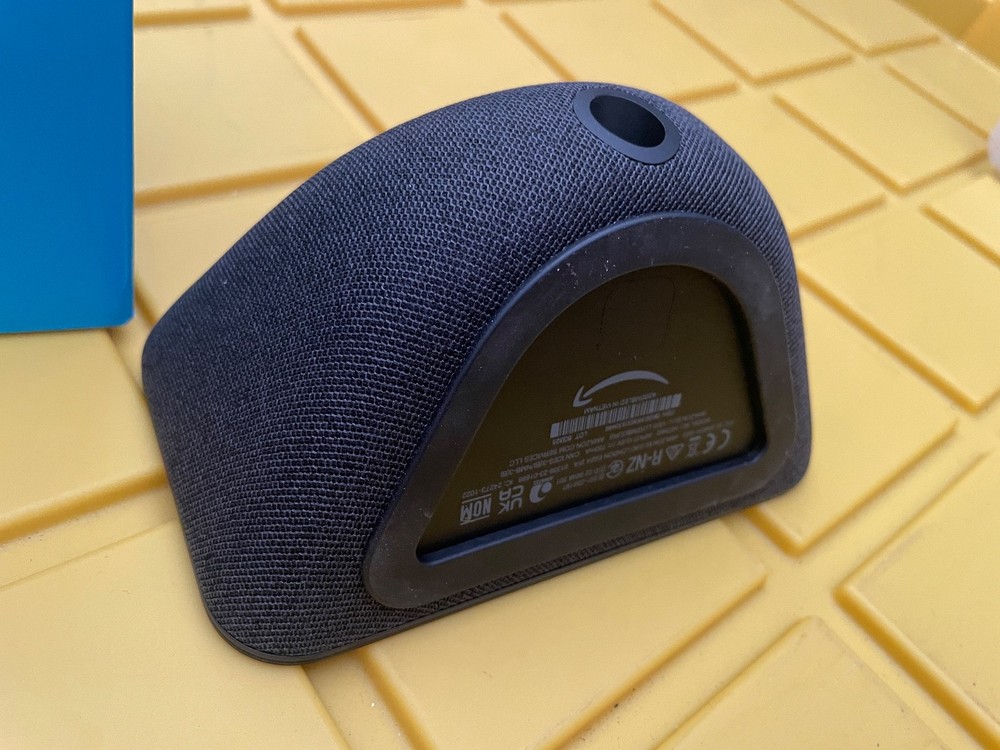 Amazon echo show 5 3rd gen cracked screen smart display charcoal gray speaker