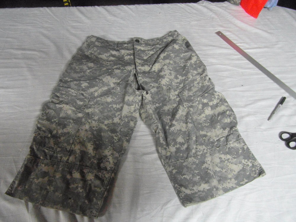 HUNTING WINDPROOF ACU CARGO SHORTS MEDIUM WITH DEFECTS
