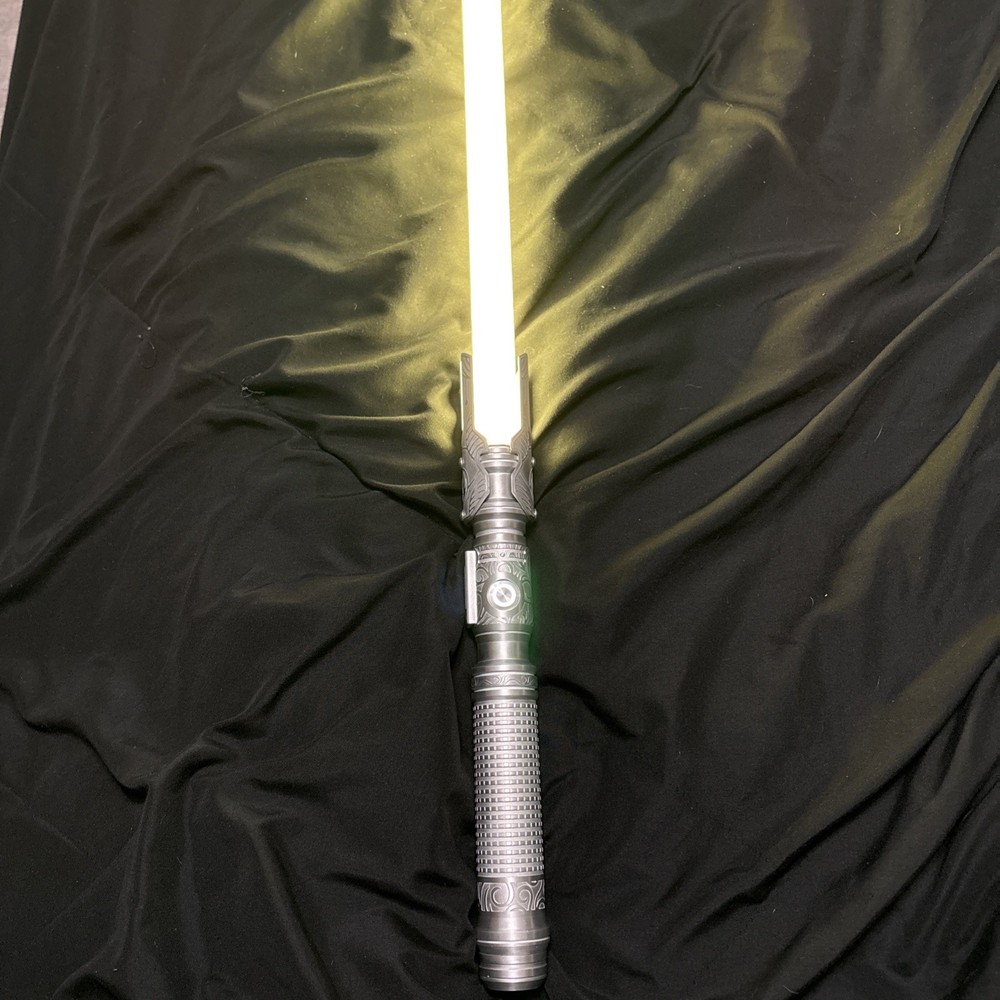 Sabertrio Senza Custom Lightsaber Comes With OLED Screen
