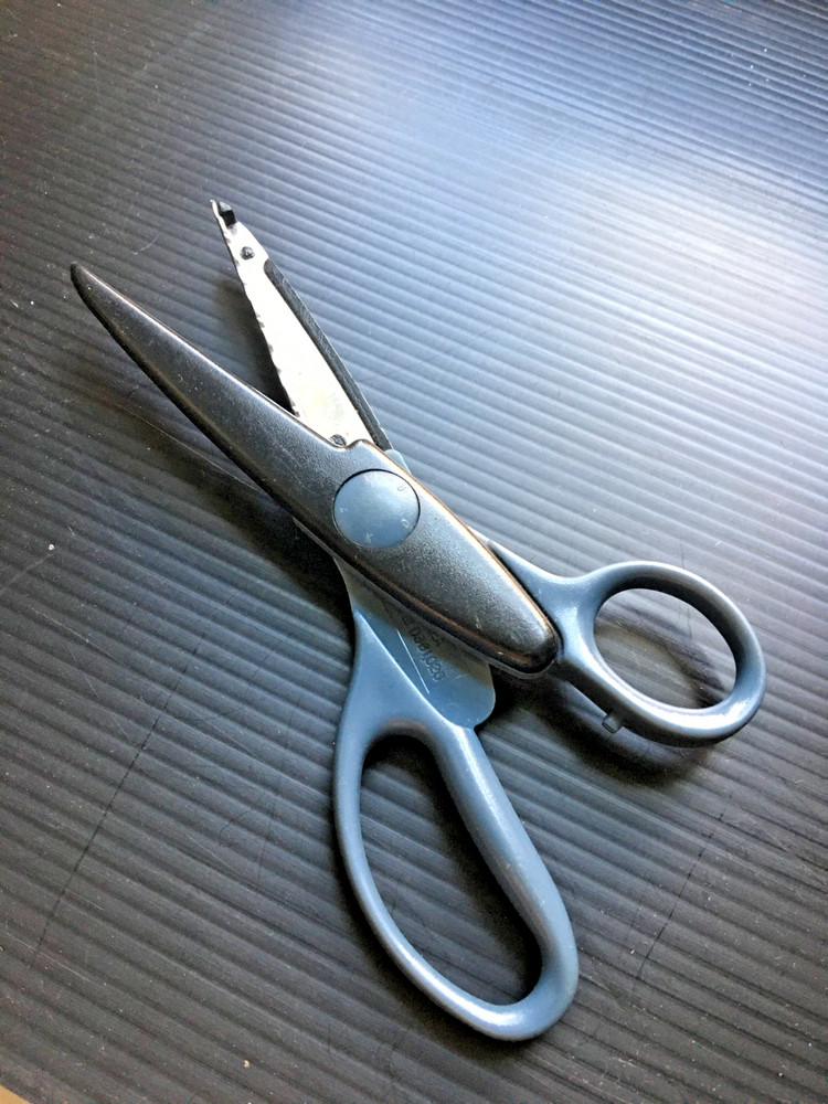 Fiskars Imperial Paper Edgers Scissors - Wavy Pattern 6.5"L
