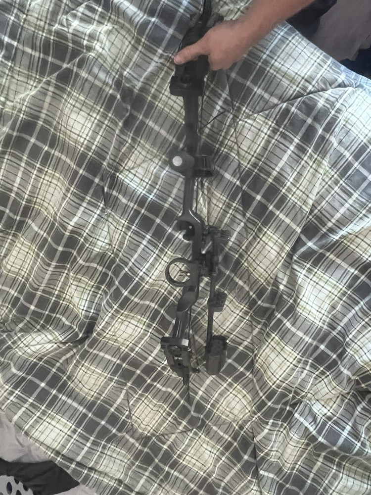 Diamond Archery A13799 Edge 320 Right Hand Bow Package - Black