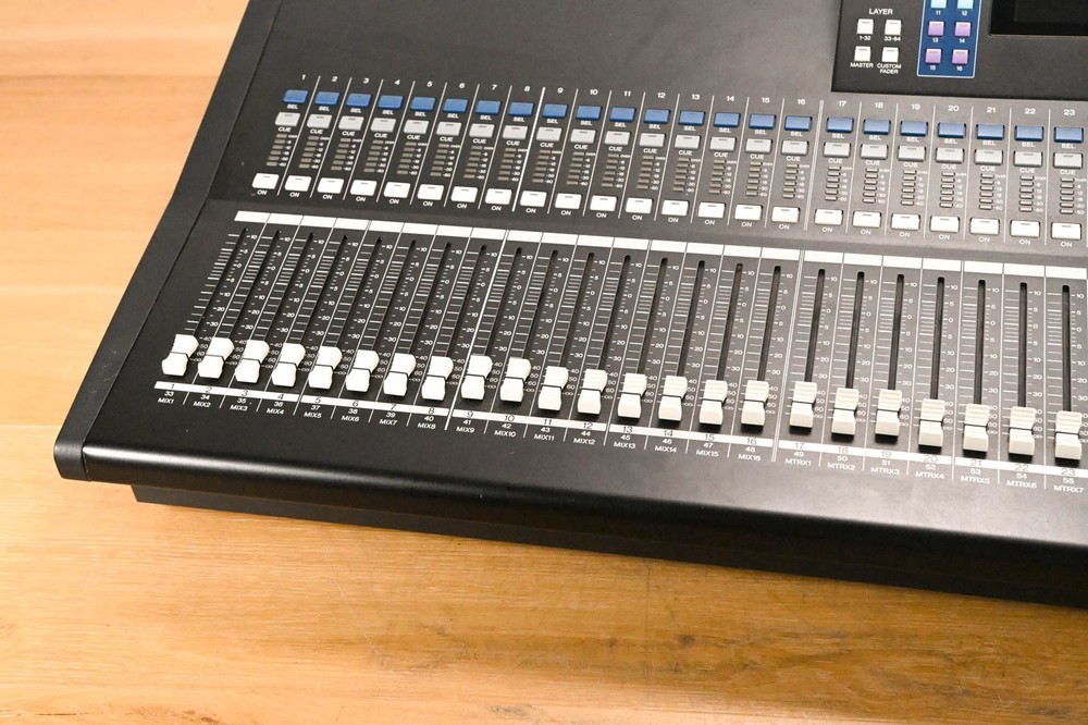 Yamaha LS9-32 32-Input Digital Mixing Console CG01Y2A
