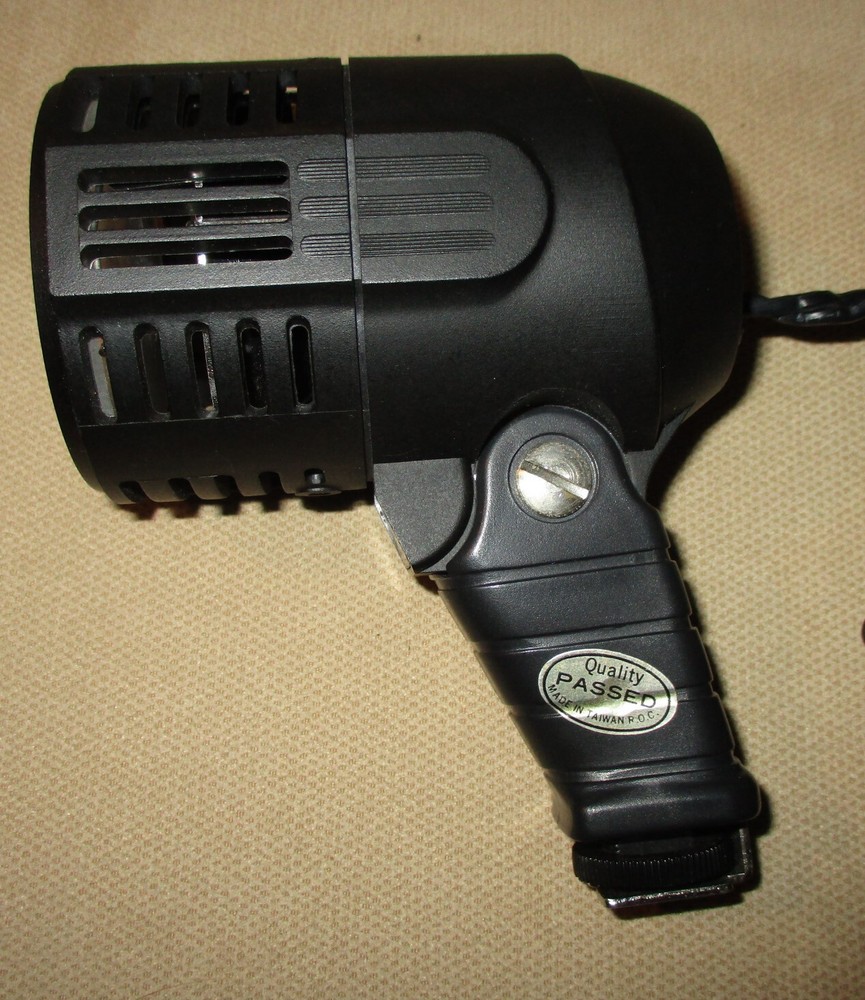 Bescor Camera Photo Shoot Light Top Mount & Adapter - Working, but needs bulb.