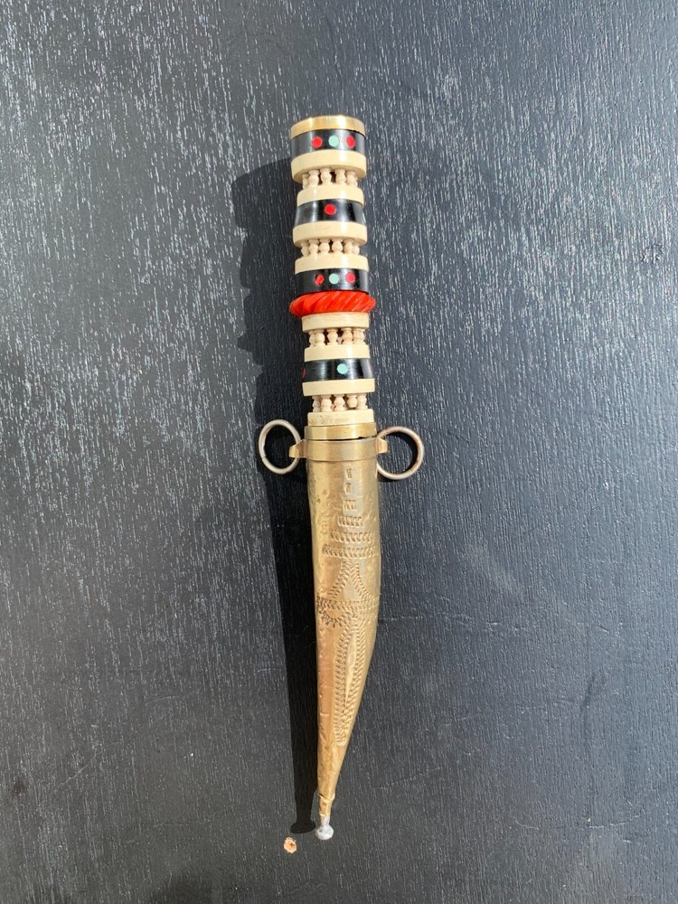 OLD ARAB DAGGER FROM THE 50S, VERY DECORATED ATYPICAL HANDLE, CORRECT BLADE