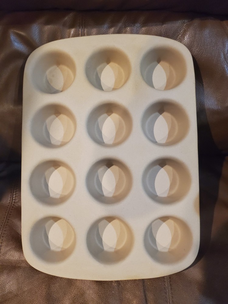 Pampered Chef Stoneware Muffin Pan 12 Count Baking Cupcake Stone Sheet EUC
