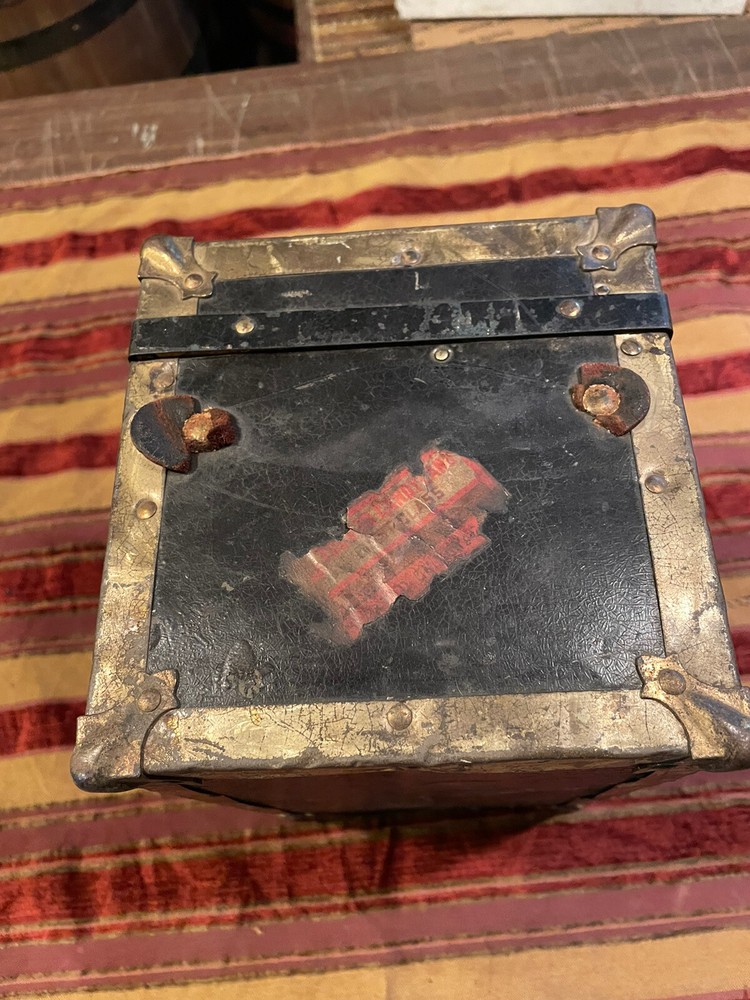 Steamer Trunk Salesman Sample/Doll Trunk