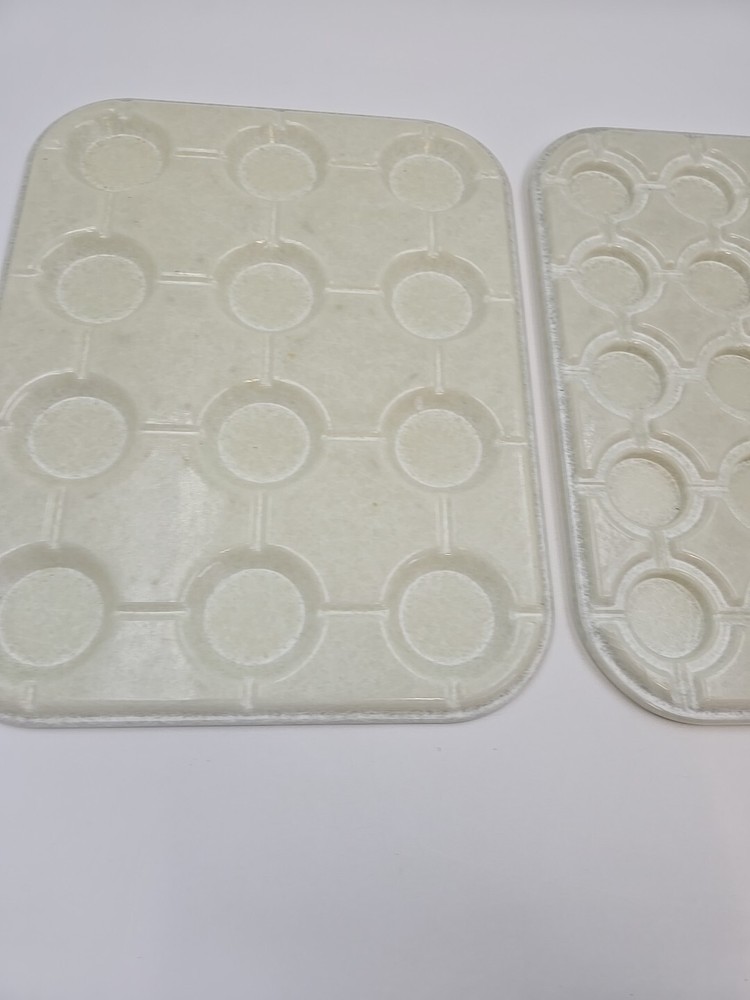 Couple Plastic Cafeteria Cup Trays