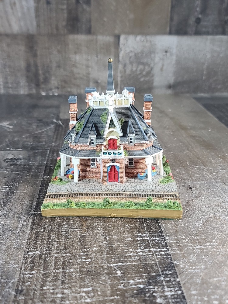 Santa's Best 1995 Hand Painted Ceramic Train Station